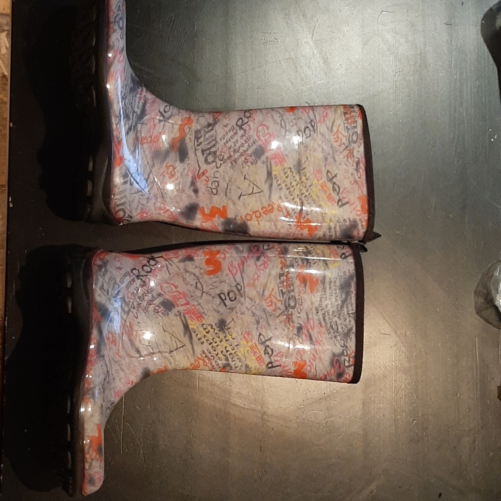 Kamik graffiti boots size 8